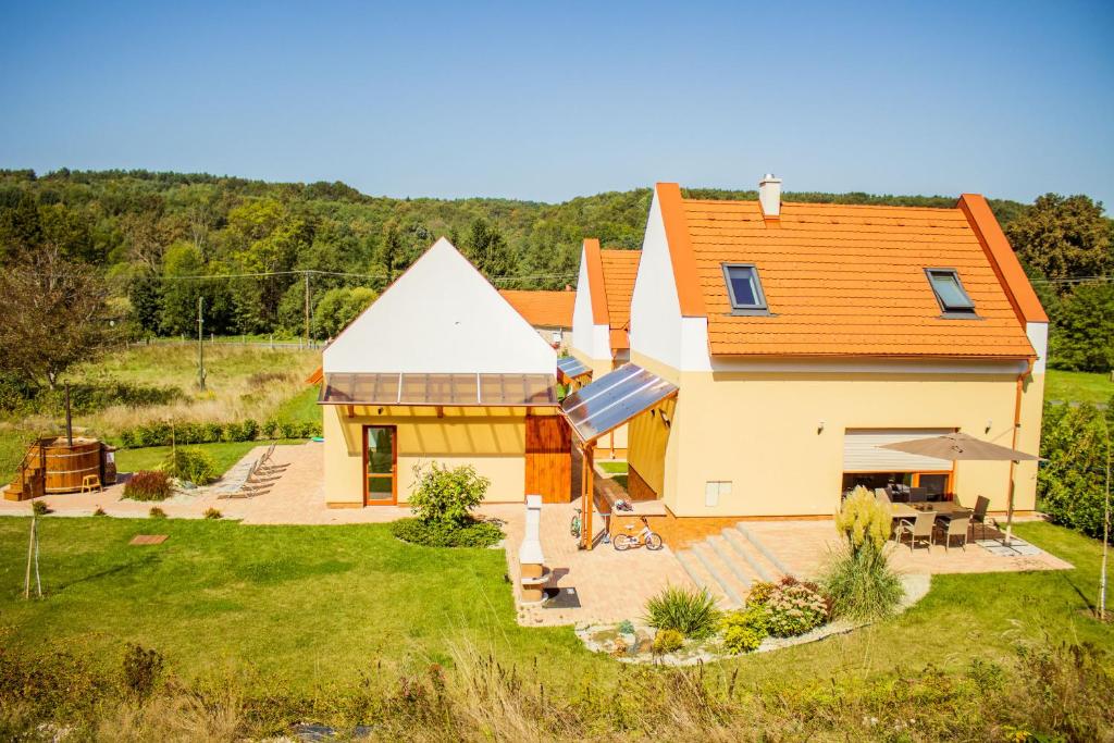 uma vista aérea de uma casa com um telhado laranja em Vendvidéki Pihenőházak em Felsőszölnök
