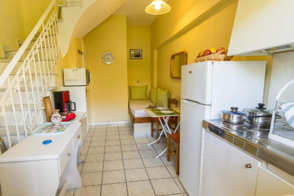 Kuchyň nebo kuchyňský kout v ubytování Stathopoulos Apartments
