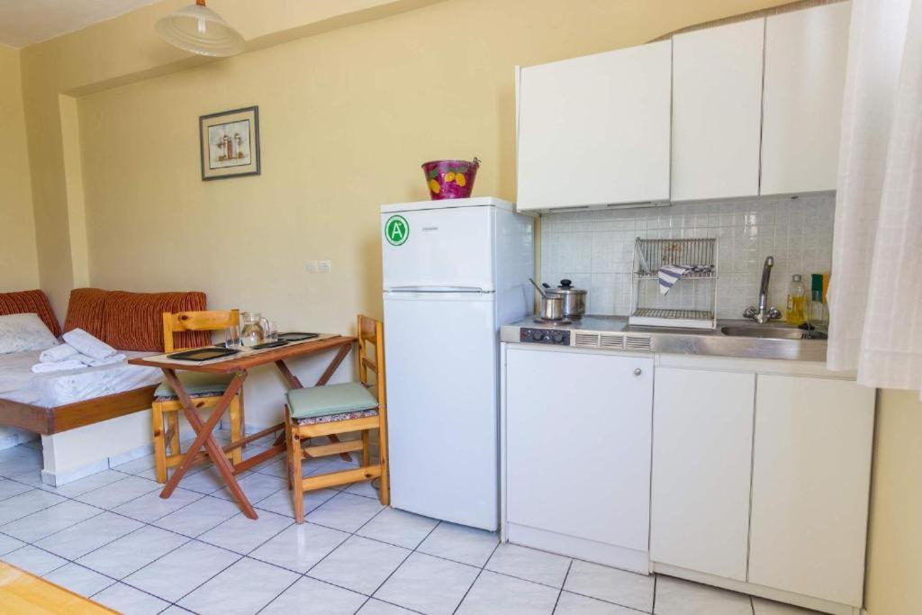 Kuchyň nebo kuchyňský kout v ubytování Stathopoulos Apartments