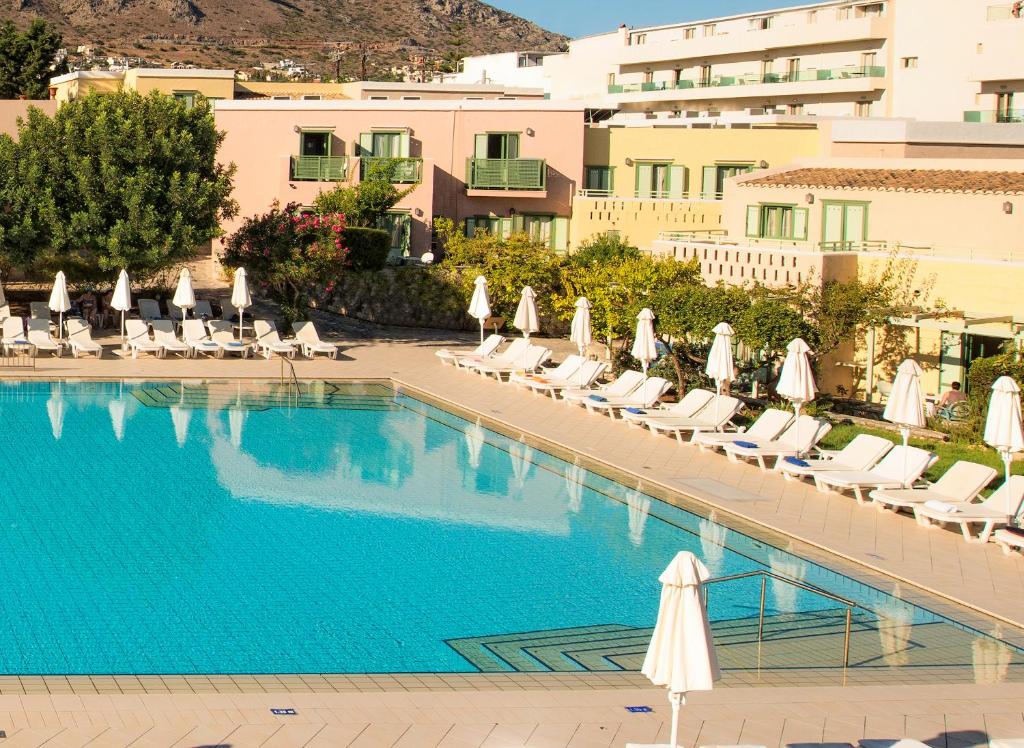 Bazén v ubytovaní Silva Beach Hotel alebo v jeho blízkosti