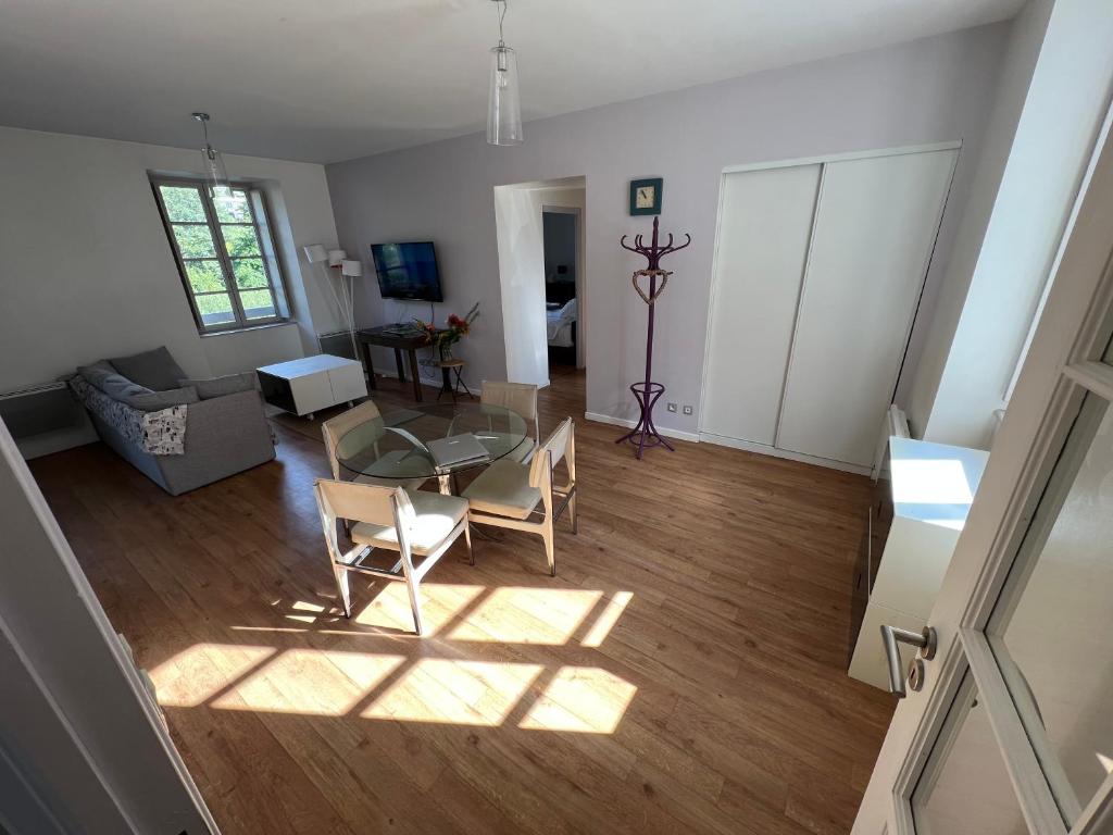TV a/nebo společenská místnost v ubytování Charmant appartement RDC familial ou pour le travail