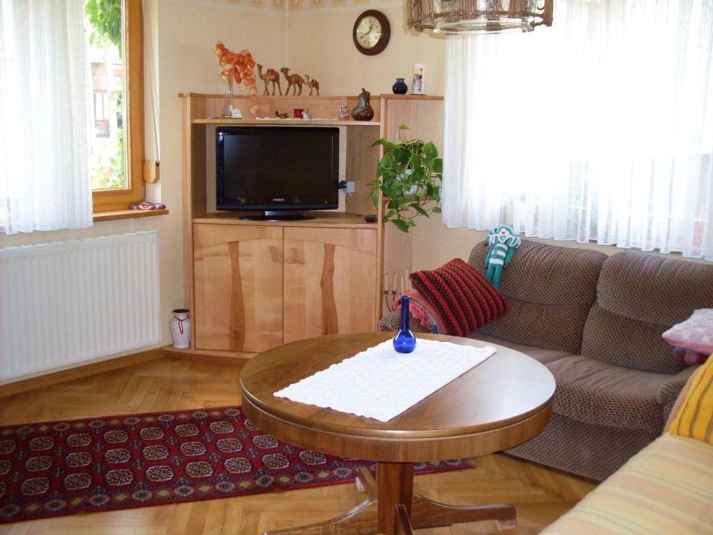 un soggiorno con divano e tavolo di Haus Wollmeister a Bad Liebenzell
