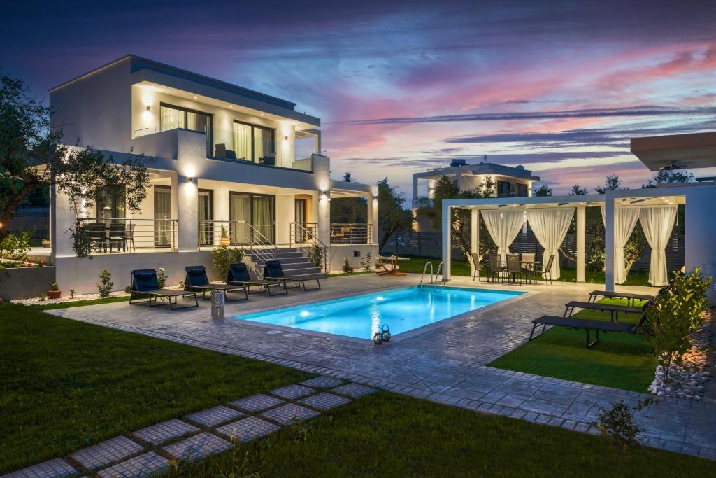Bazén v ubytování Johnny's White Luxury Villa nebo v jeho okolí