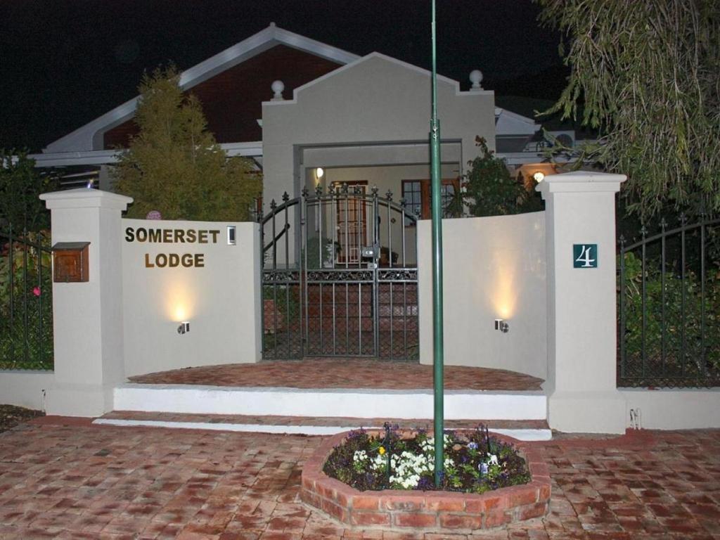 ein Haus mit einem Tor und einer Stange davor in der Unterkunft Somerset Lodge in Montagu