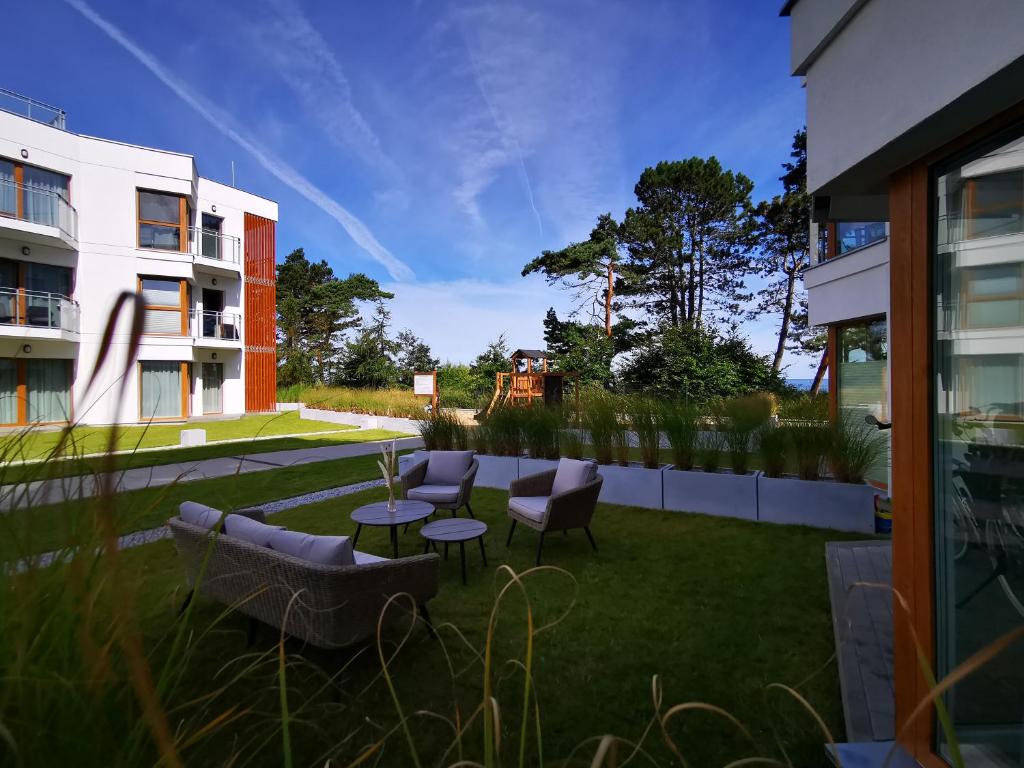 Vonkajšia záhrada v ubytovaní Gold Apartment B29 Let's Sea Baltic Park Gąski