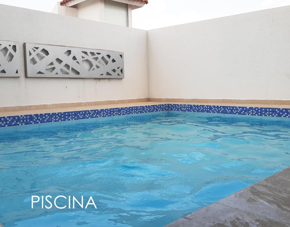 een zwembad in een gebouw met blauw water bij Mi casa es tu casa ! in Santa Cruz de la Sierra