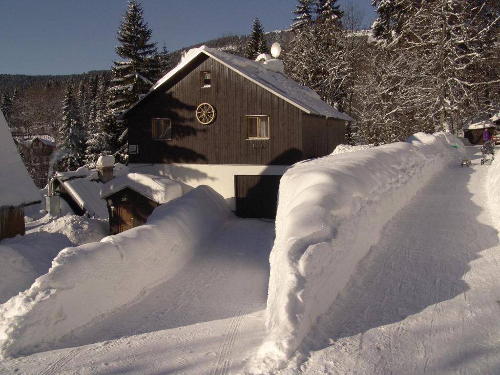 スピンドレルフ・ムリンにあるPension Duhaの家の前の積雪
