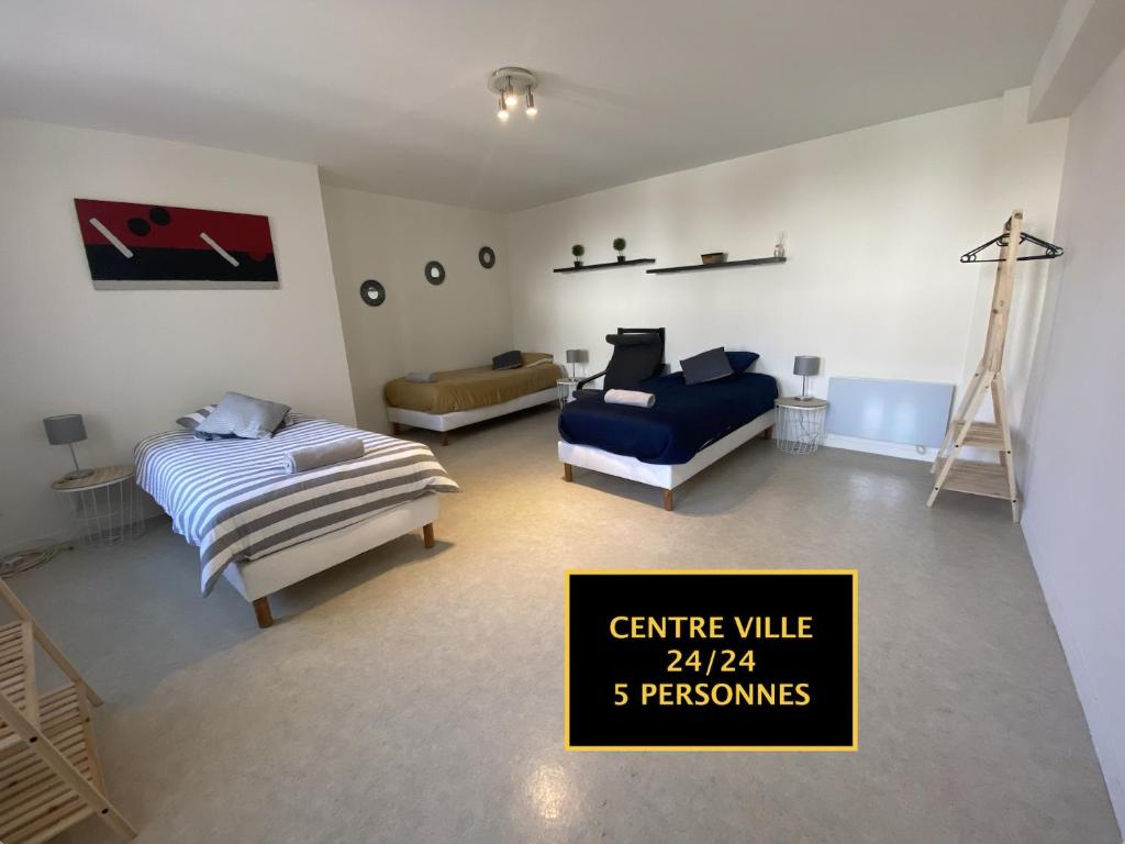 1 dormitorio con 2 camas y 1 habitación con un cartel en L'appartement ZEN LOC 2, en Bray-sur-Seine