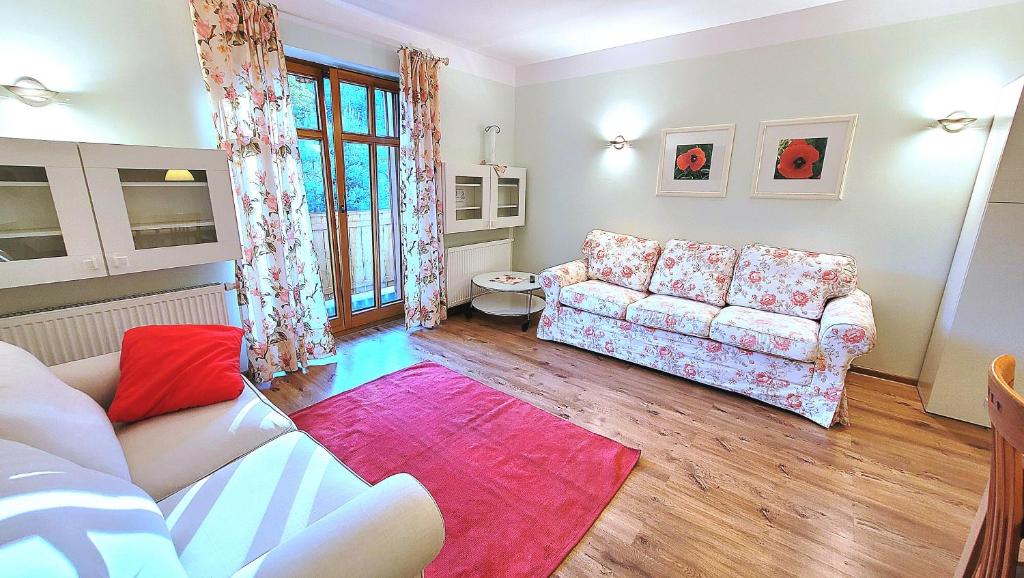 een woonkamer met een bank en een tafel bij Apartamenty 4 Góry in Szczyrk