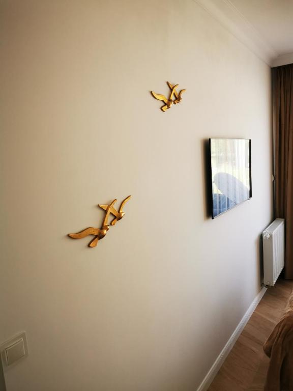 Televízia a/alebo spoločenská miestnosť v ubytovaní Gold Apartment B29 Let's Sea Baltic Park Gąski