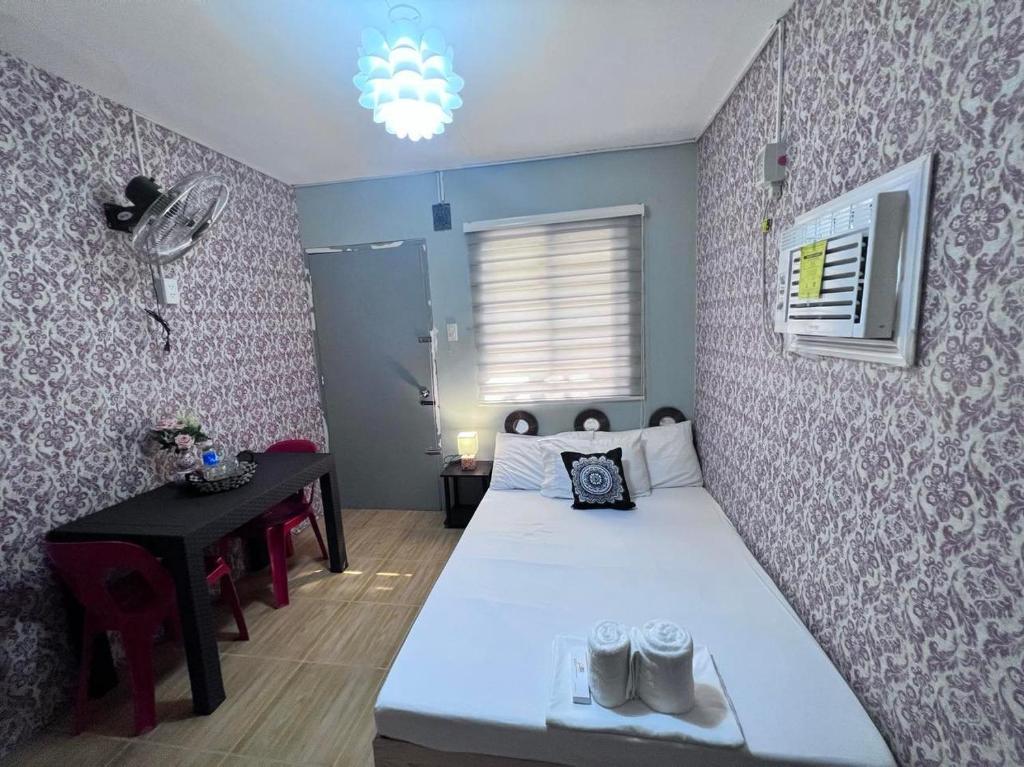 Postel nebo postele na pokoji v ubytování DJCI Apartelle Walk to Robinson & NE Pacific Mall 3 Min to SM Cabanatuan