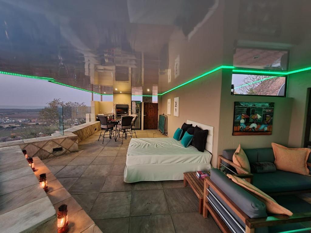 Postel nebo postele na pokoji v ubytování Weston Guest House Krugersdorp