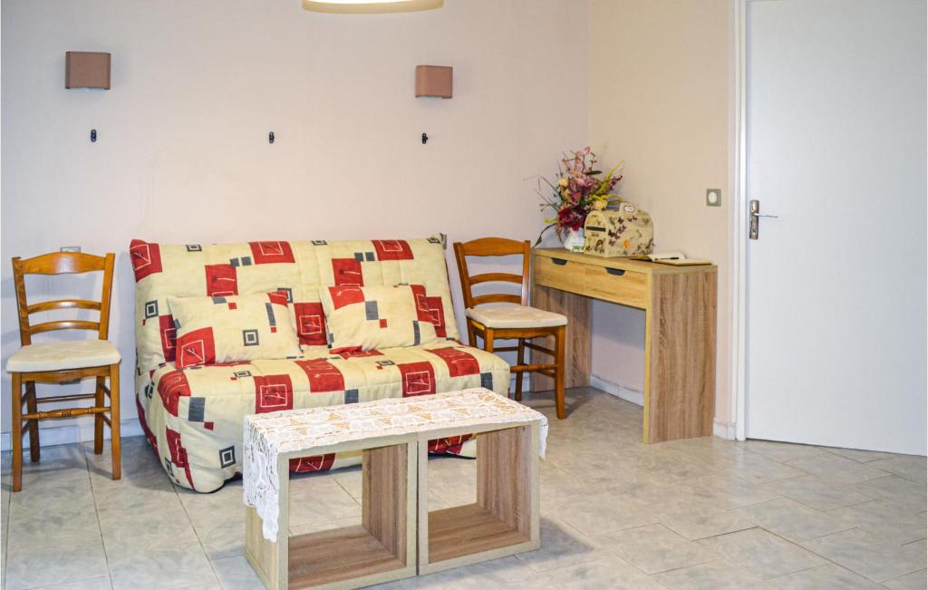 salon z kanapą, stołem i krzesłami w obiekcie 4 Bedroom Cozy Home In La Douze w mieście La Douze
