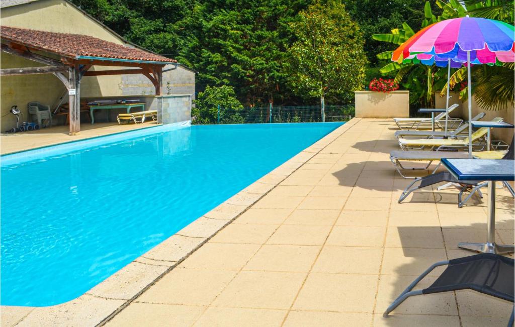 Basen w obiekcie 4 Bedroom Cozy Home In La Douze lub w pobliżu