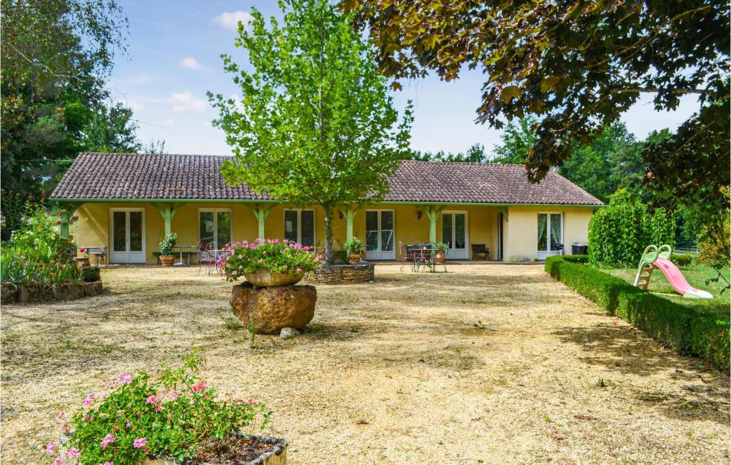 Ogród w obiekcie 4 Bedroom Cozy Home In La Douze