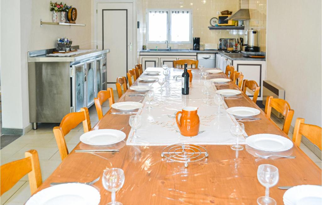 Kuchnia lub aneks kuchenny w obiekcie 4 Bedroom Cozy Home In La Douze