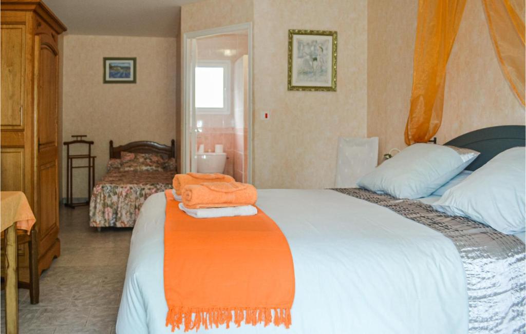 Łóżko lub łóżka w pokoju w obiekcie 4 Bedroom Cozy Home In La Douze