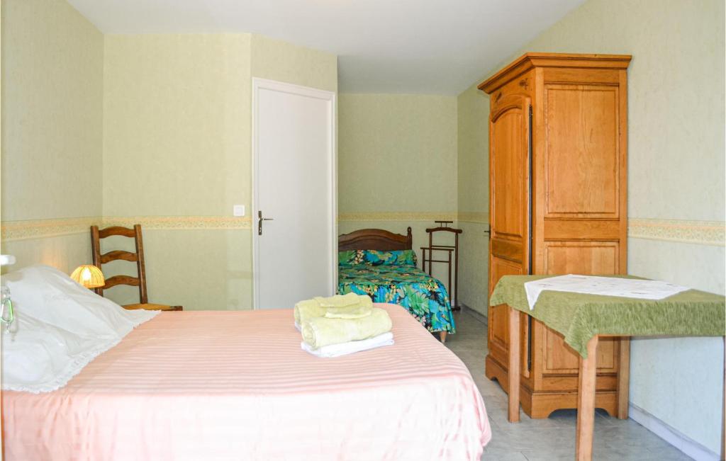 Łóżko lub łóżka w pokoju w obiekcie 4 Bedroom Cozy Home In La Douze