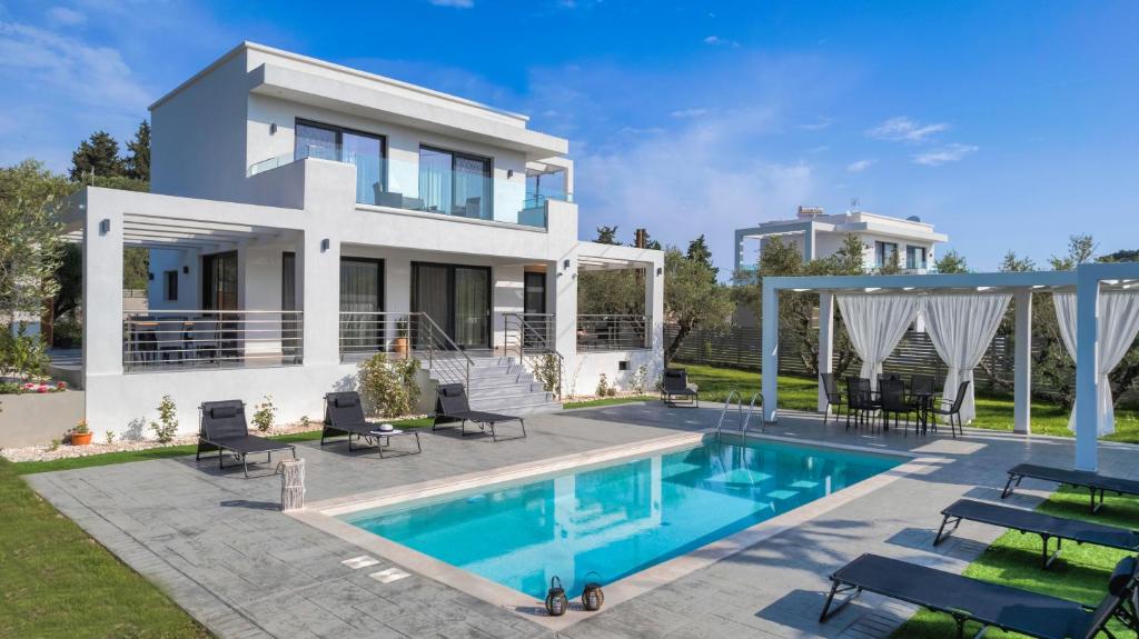 Bazén v ubytování Johnny's White Luxury Villa nebo v jeho okolí