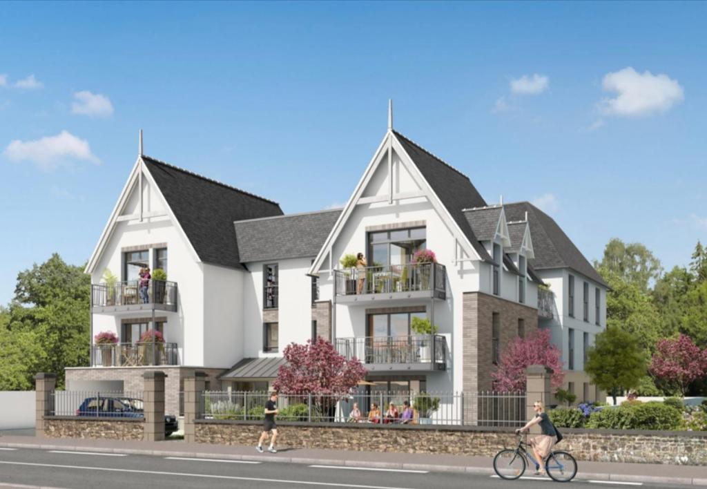 una rappresentazione di un edificio con due persone in bicicletta di BELLA CRUZ 66 m2 prestations premium, wifi, balcon, parking avec borne de recharge électrique, plage Prieuré, Commerces a Dinard