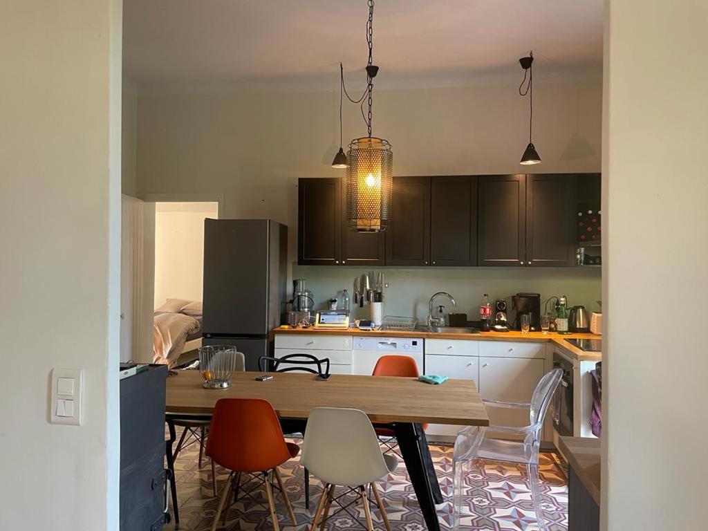 Il comprend une cuisine avec une table et des chaises en bois. dans l'établissement Villa privée Cayan, à Saint-Rémy-de-Provence