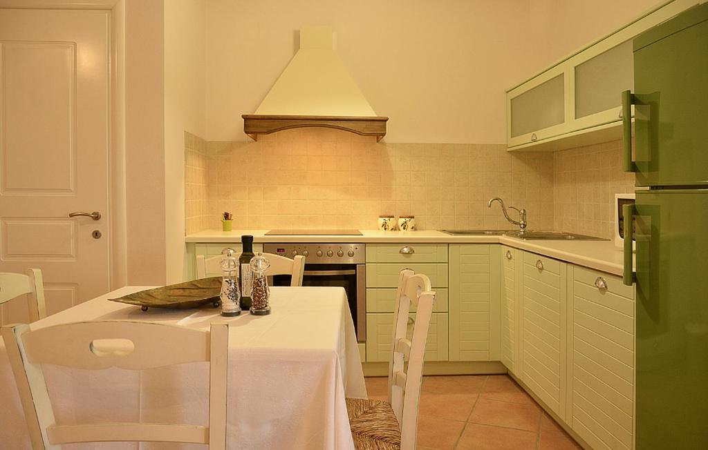 Kuchyňa alebo kuchynka v ubytovaní Olive Coast Suites