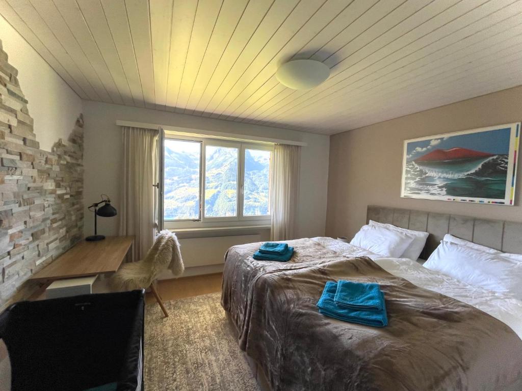 ein Schlafzimmer mit einem Bett mit blauen Handtüchern darauf in der Unterkunft Traumhafte Sonnenresidenz mit Berg- und Seeblick in Amden