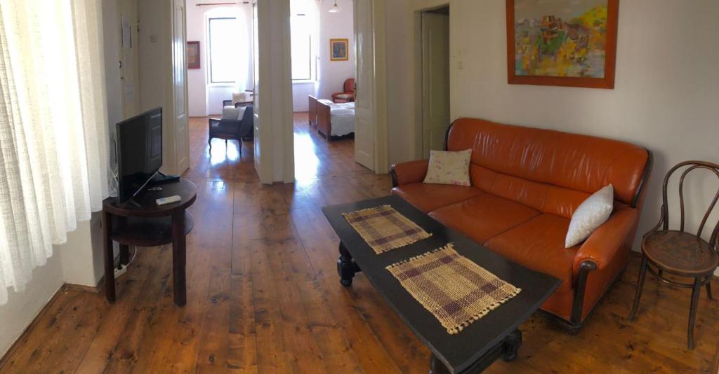 TV a/nebo společenská místnost v ubytování Apartment Marasovic