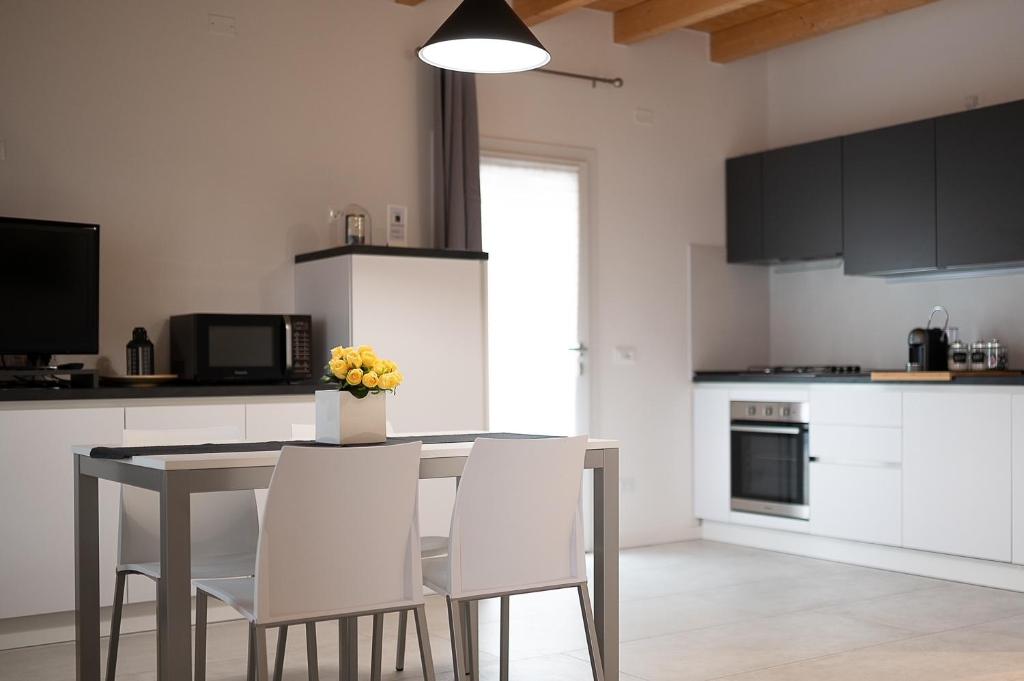 A kitchen or kitchenette at La casa di Anna green