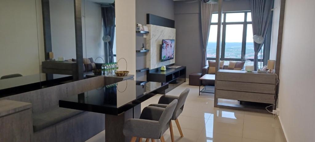 新山的住宿－Modern Lifestyle ARC Austin Hills，客厅配有带椅子的柜台和书桌