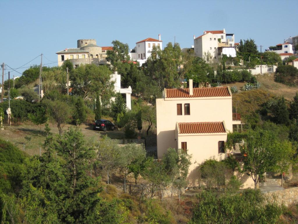 une maison blanche sur une colline avec des maisons dans l'établissement Best location apt in Old town with walking distance to the beach, à vieille ville d'Alonissos