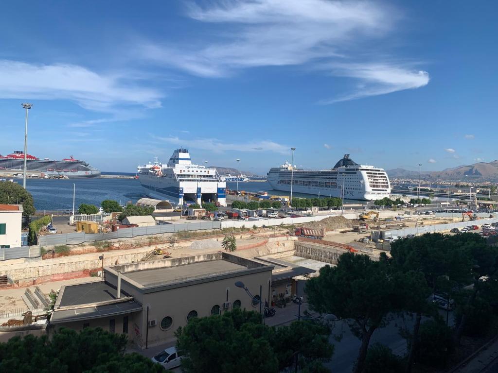 twee cruiseschepen zijn aangemeerd in een haven bij Molo Santa Lucia 248 in Palermo