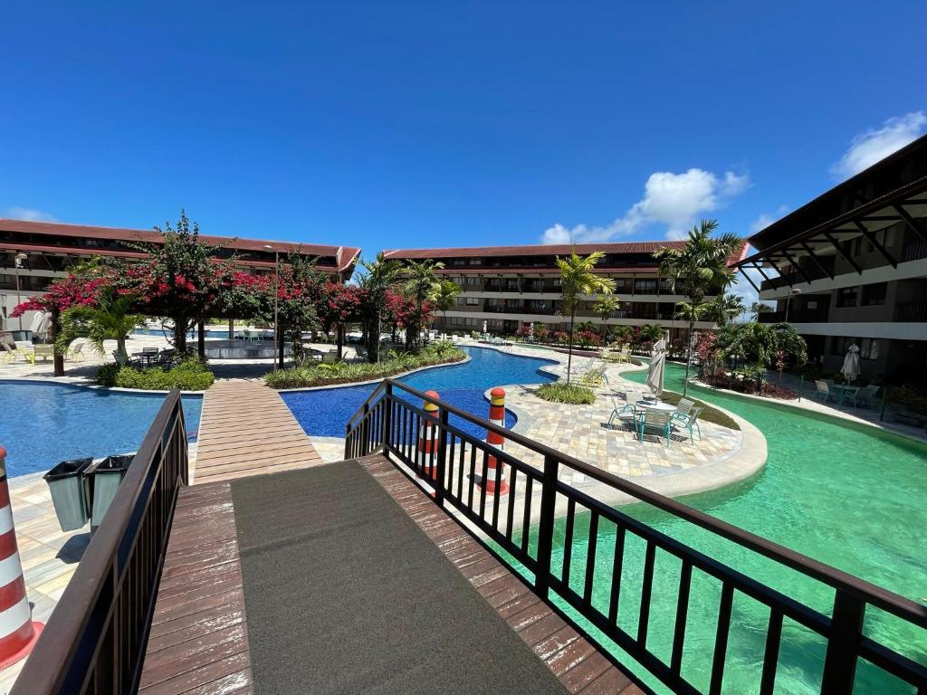vista su un resort con piscina d'acqua di OKA Beach Residence a Porto De Galinhas