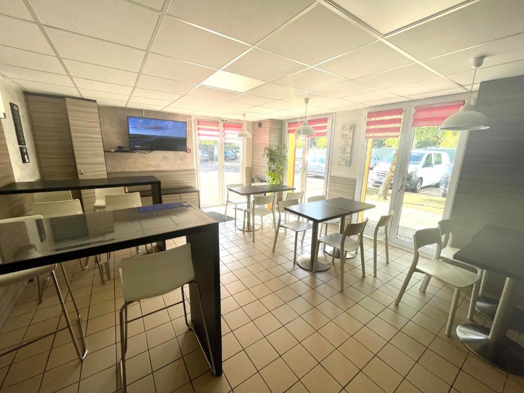 Kuchyň nebo kuchyňský kout v ubytování Hotel du Triangle