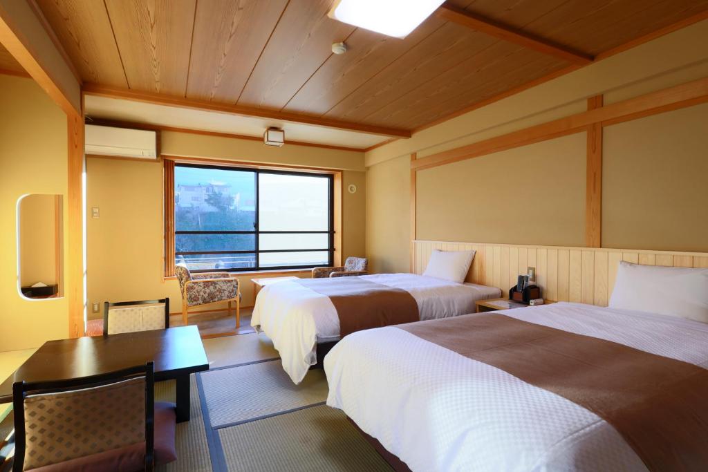 Postel nebo postele na pokoji v ubytování Shibu Hotel