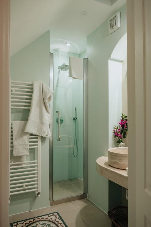 A bathroom at LE MAIOLICHE - Apulian B&B