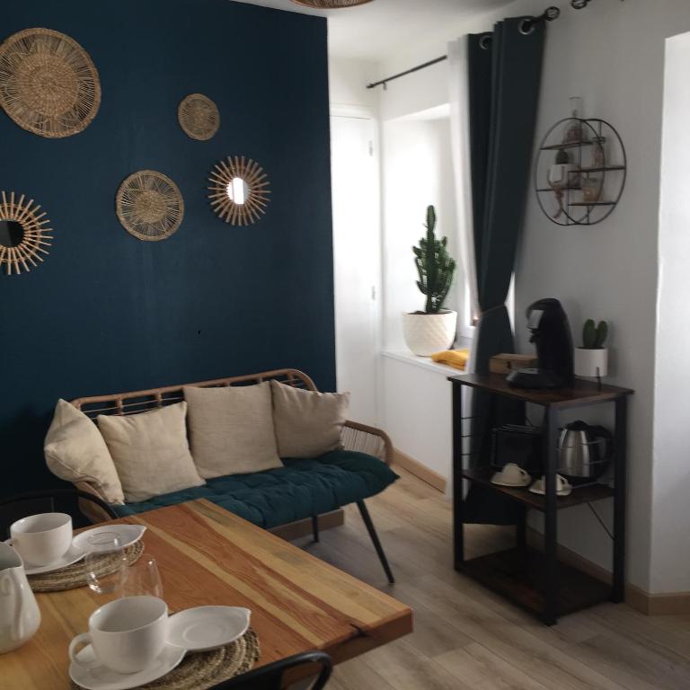 un salon avec un canapé et une table dans l'établissement Le Georges, à Aiguilhe