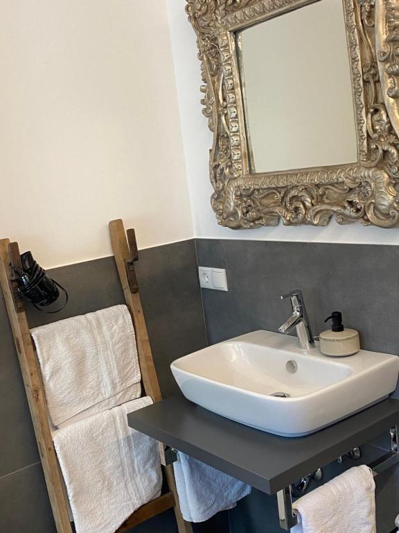 Koupelna v ubytování Hotel Garni Vinea Montis