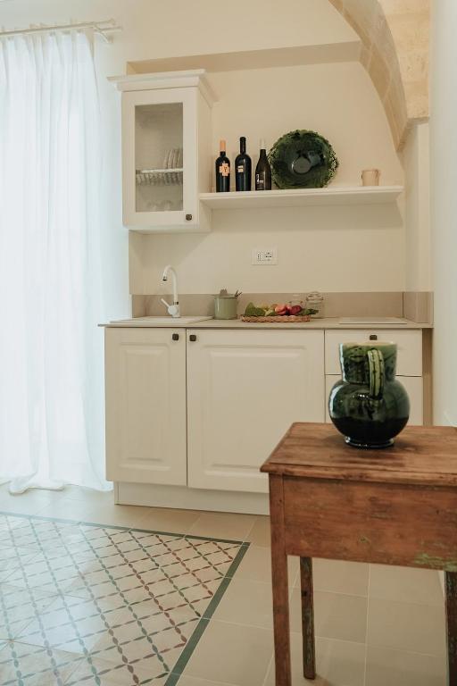 A kitchen or kitchenette at LE MAIOLICHE - Apulian B&B