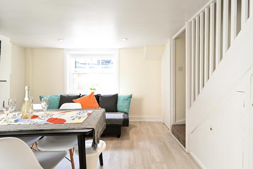 Homey Downtown Brighton Two Bedroom Townhouse Near Sea Front, up to 7 guests