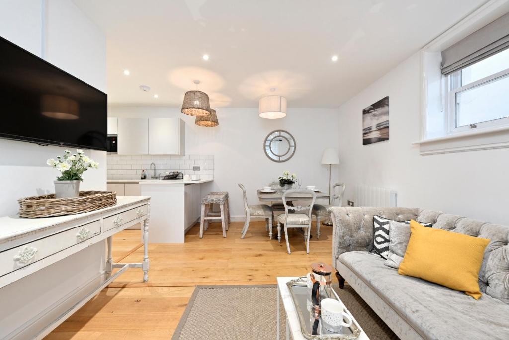 The Mews Stylish & Central Brighton Townhouse, up to 6 guests