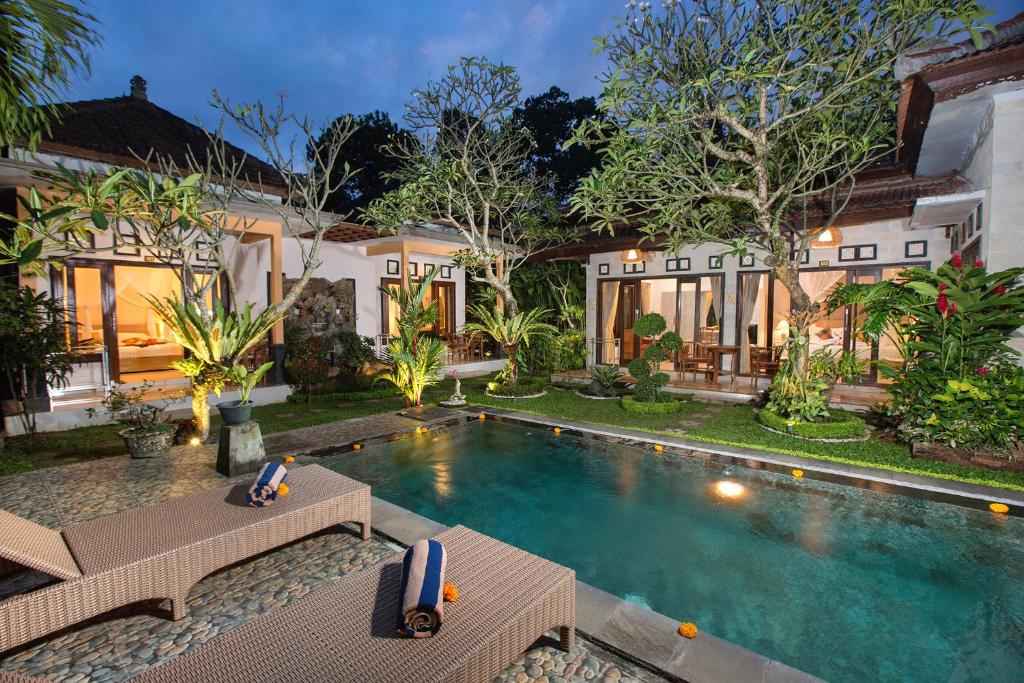 una piscina en el patio trasero de una casa en Umah San, en Ubud