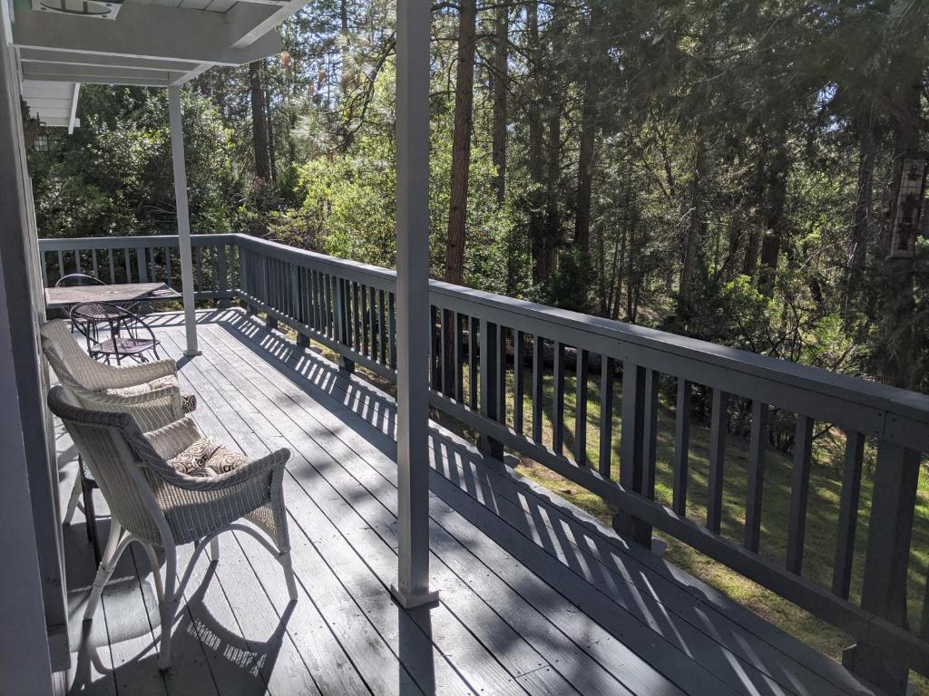 Balkón nebo terasa v ubytování Breckenridge Chalet near Yosemite. Dog friendly!