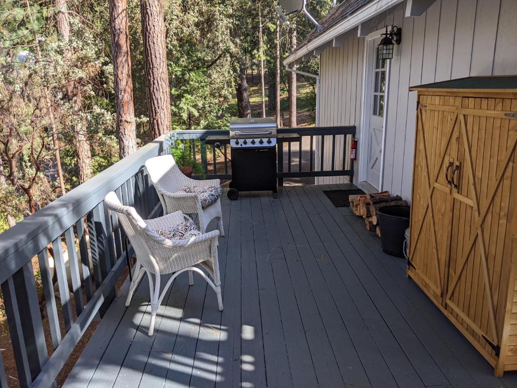 Balkón nebo terasa v ubytování Breckenridge Chalet near Yosemite. Dog friendly!