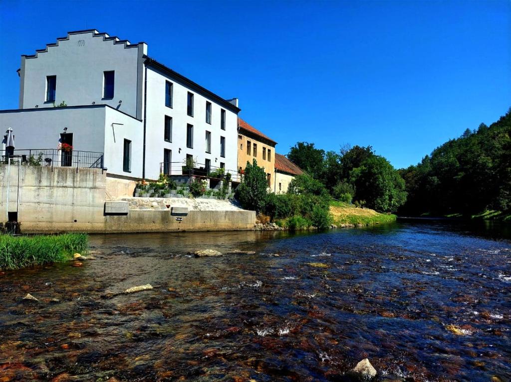 Výhled na řeku, která protéká v blízkosti apartmánu