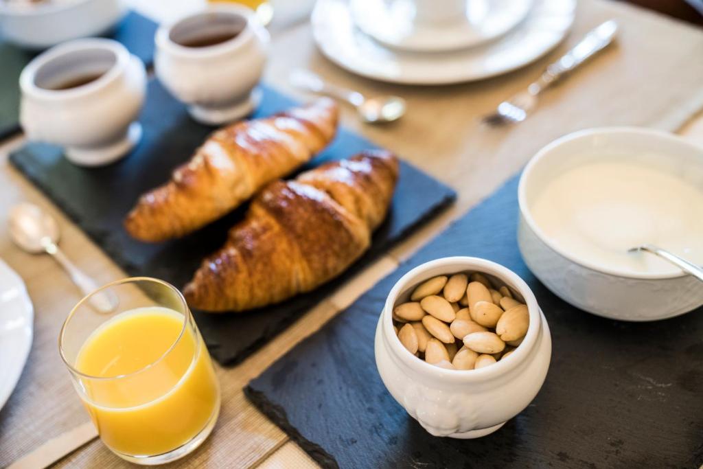 a table with a plate of food and a bowl of nuts at Villa9centob&b in Castel di Lama