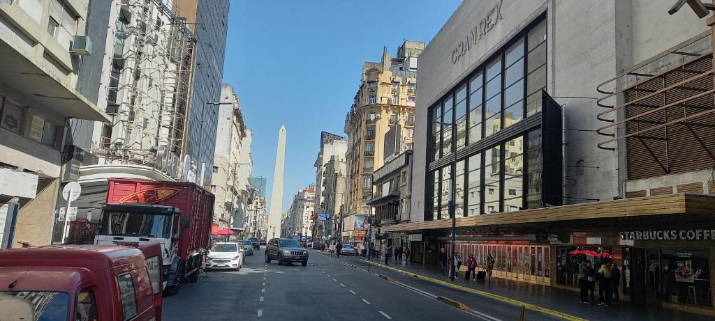 ruchliwa ulica miejska z samochodami i budynkami w obiekcie Siempre bien En el Centro y Cerca del Obelisco 1 a 5 pas w BuenosAires