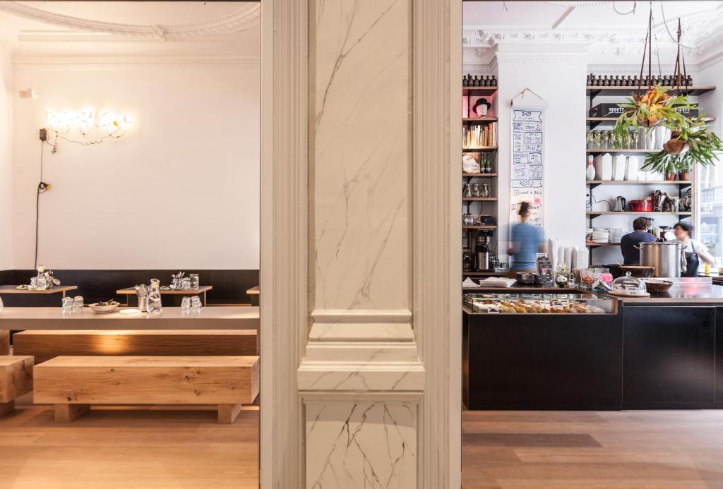 a dining room with a table and a counter at Jacob’s Getaway in Ghent