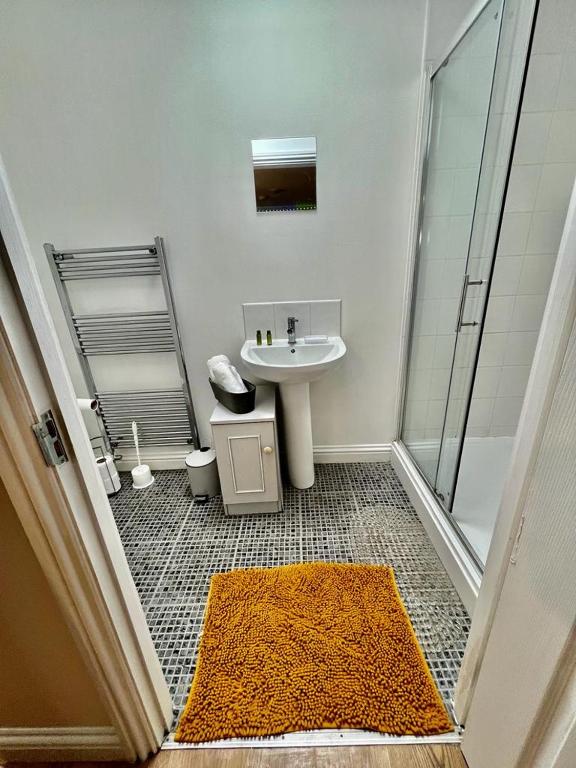 Koupelna v ubytování Lt Properties Luton town centre studio Tv Netflix Ground Floor 2