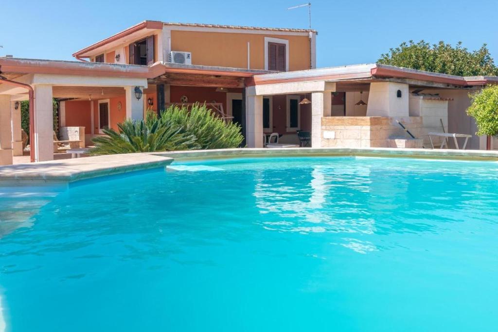 Бассейн в Villa con piscina al mare или поблизости